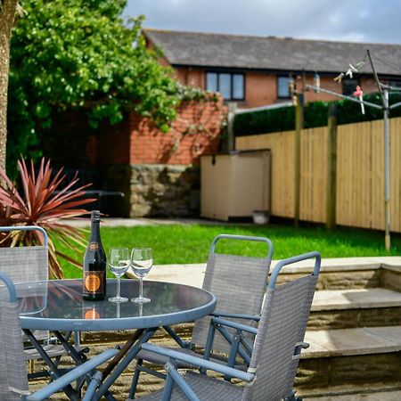 Free Parking - Heart Of The City - Superb Townhouse & Garden - Peaceful Area But Only 5Min Walk To Beach, Shops, Bars, Arena, Marina, Parks Swansea Eksteriør billede