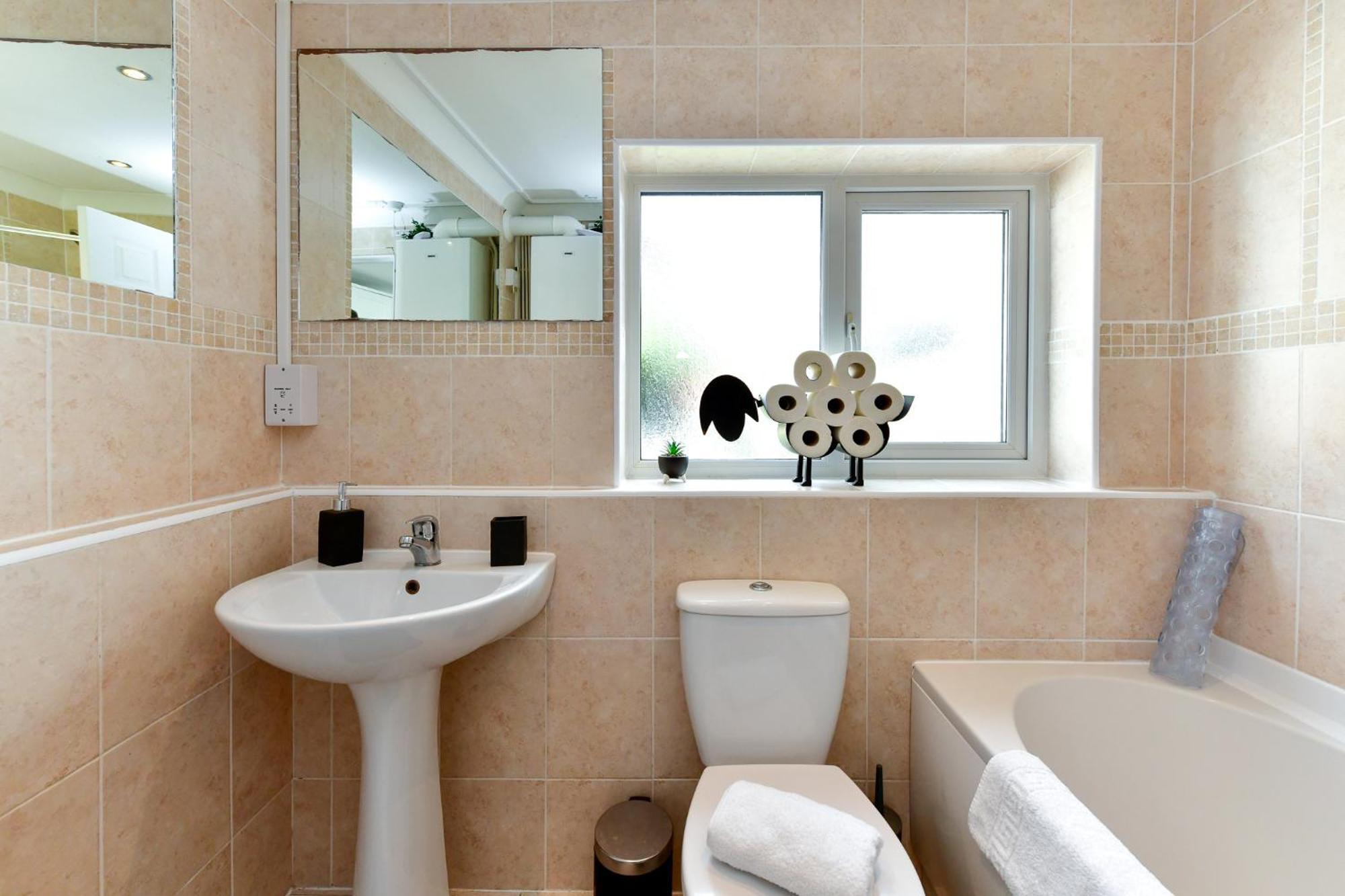 Free Parking - Heart Of The City - Superb Townhouse & Garden - Peaceful Area But Only 5Min Walk To Beach, Shops, Bars, Arena, Marina, Parks Swansea Eksteriør billede