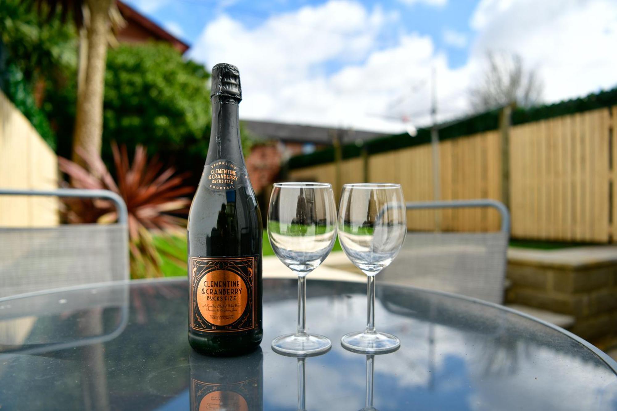Free Parking - Heart Of The City - Superb Townhouse & Garden - Peaceful Area But Only 5Min Walk To Beach, Shops, Bars, Arena, Marina, Parks Swansea Eksteriør billede