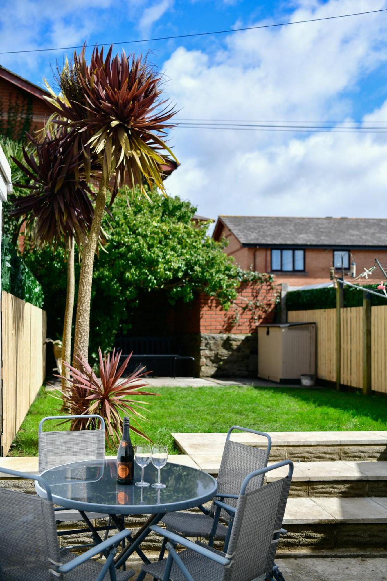 Free Parking - Heart Of The City - Superb Townhouse & Garden - Peaceful Area But Only 5Min Walk To Beach, Shops, Bars, Arena, Marina, Parks Swansea Eksteriør billede