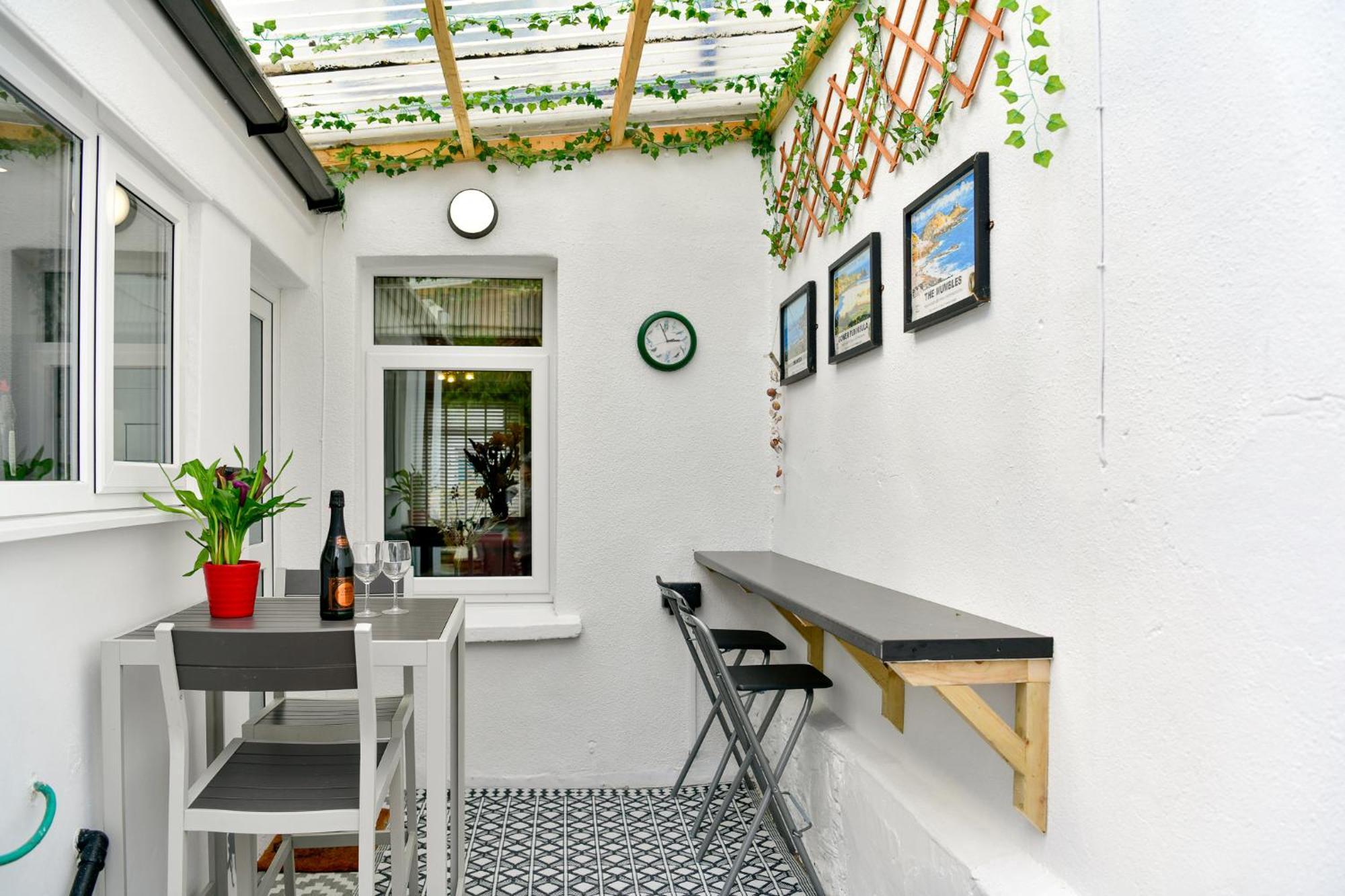 Free Parking - Heart Of The City - Superb Townhouse & Garden - Peaceful Area But Only 5Min Walk To Beach, Shops, Bars, Arena, Marina, Parks Swansea Eksteriør billede